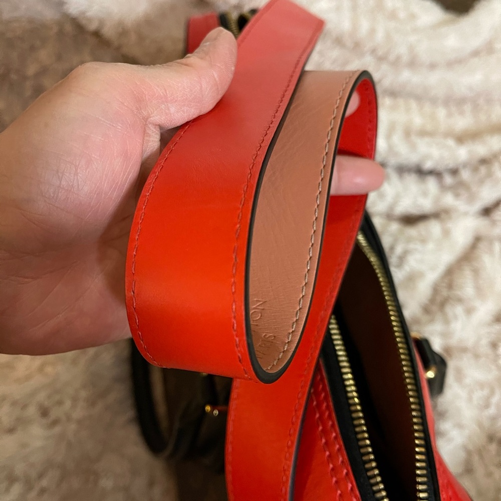 Louis Vuitton - Picture 2 of 8